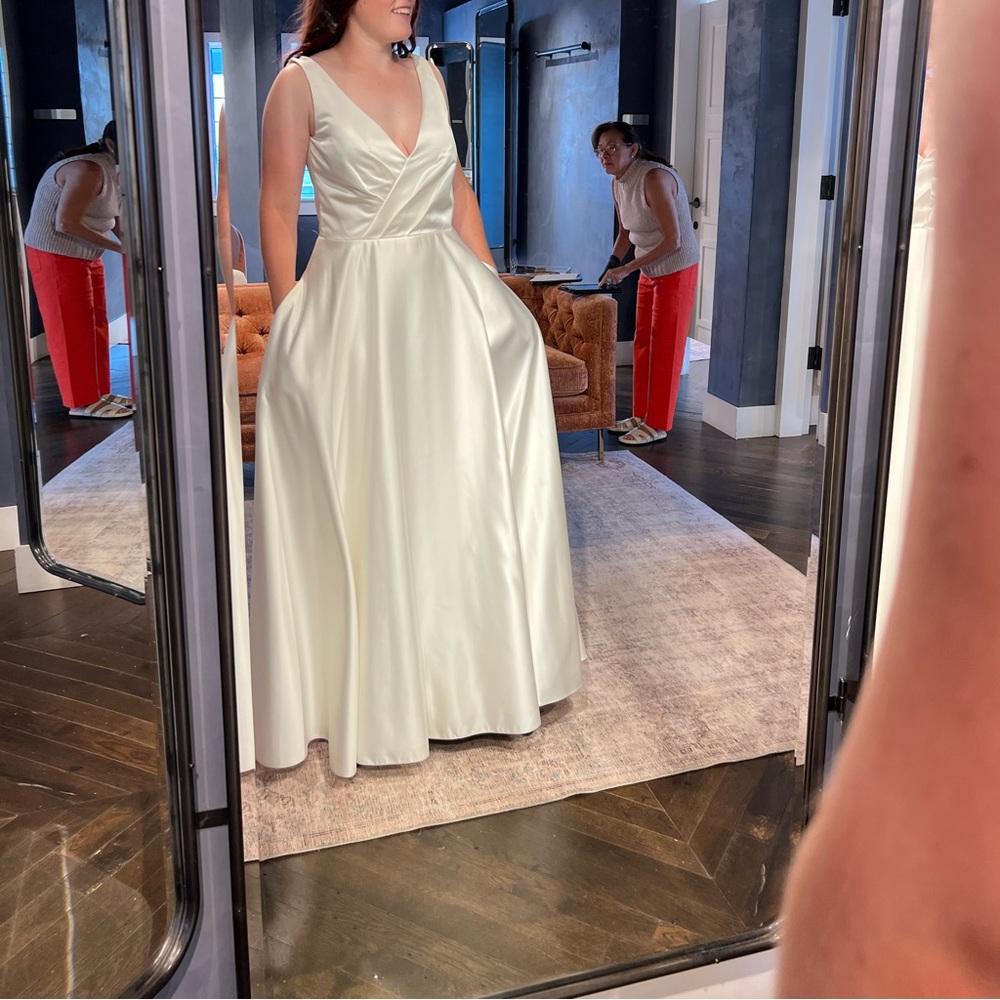 Wtoo by Watters Jaya
V-Neck Taffeta A-Line
Wedding Gown
Color: IVORY